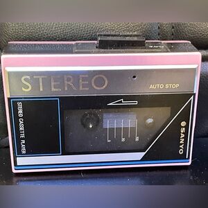 Vintage SANYO AM/FM Portable Stereo
Cassette Player MGP9 PINK